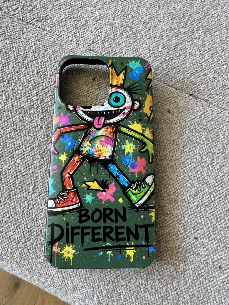 Coque de téléphone avec personnage coloré et inscription Born Different