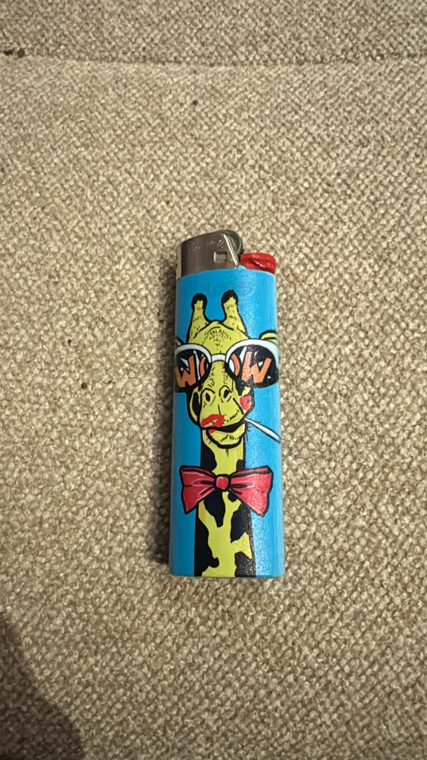 Briquet bleu avec illustration colorée d’un personnage