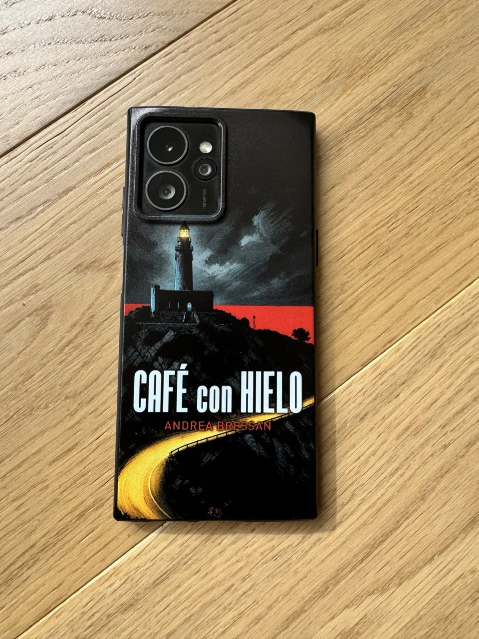 Coque de téléphone imprimée avec un visuel photographique et le texte Café con Hielo