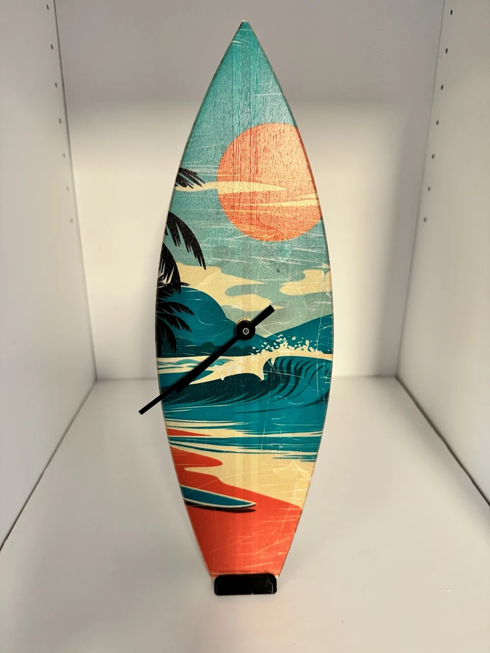 Horloge en forme de planche de surf imprimée avec soleil et vagues
